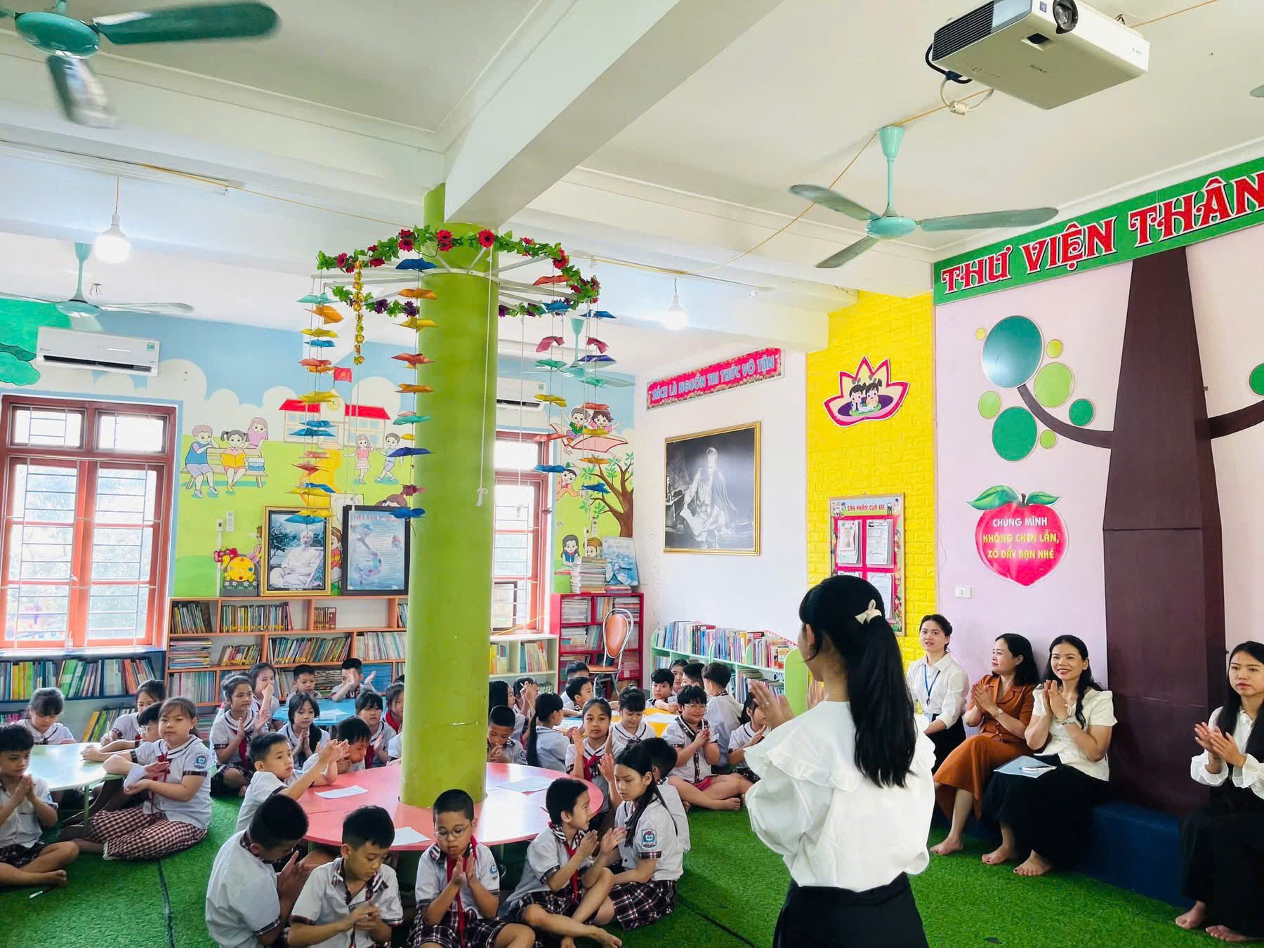 TIẾT HỌC NGOÀI KHÔNG GIAN LỚP HỌC- LAN TOẢ VĂN HOÁ ĐỌC