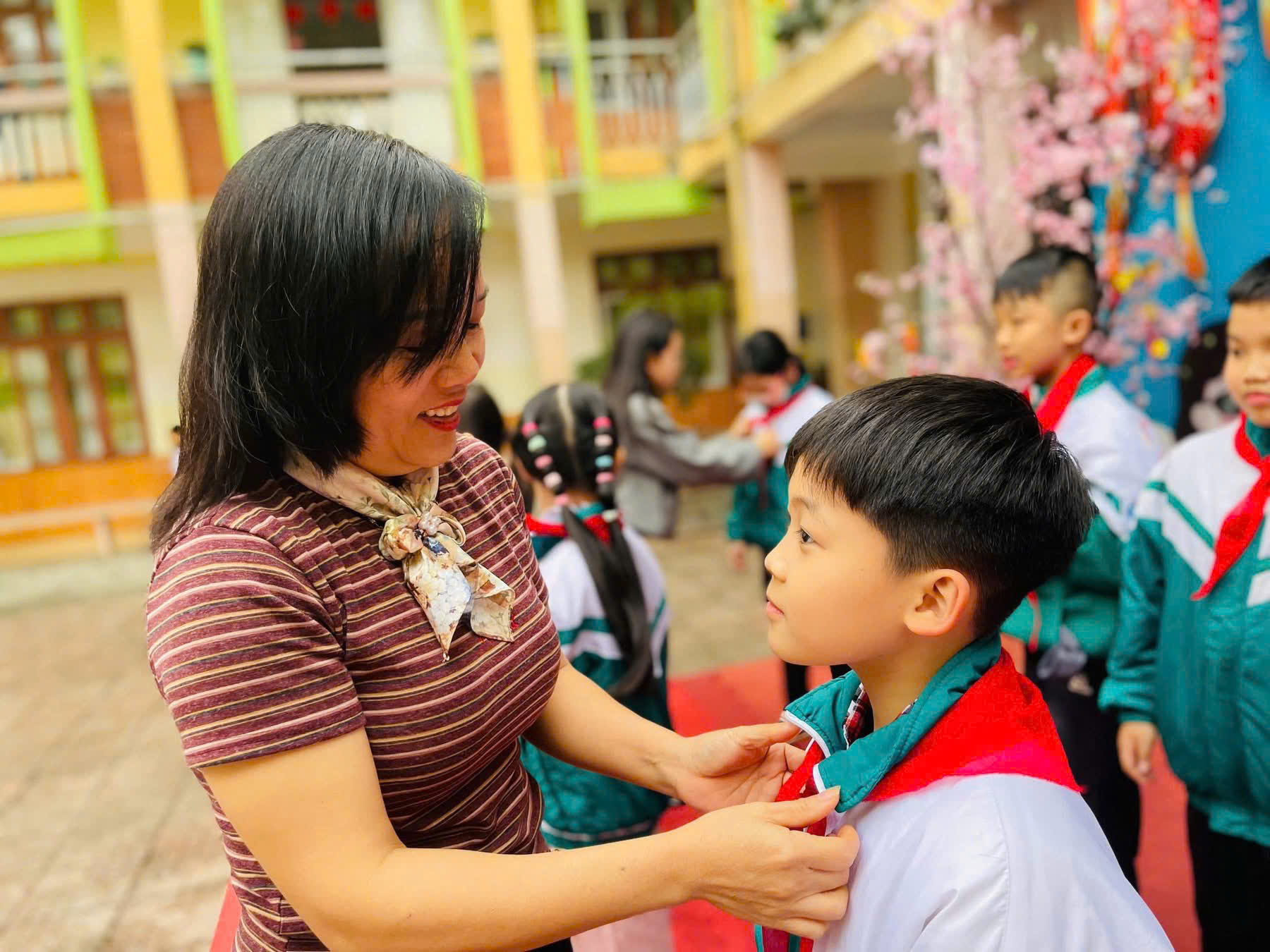 LỄ KẾT NẠP ĐỘI VIÊN ĐỢT I DẤU MỐC TỰ HÀO CỦA THIẾU NHI KHỐI 3 TRƯỜNG TIỂU HỌC HỒNG SƠN